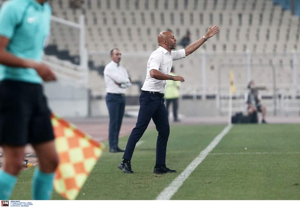 «Μπαρούτι» το ΟΑΚΑ: Αποβλήθηκε ο Ζεράλδες, συνθήματα για Λιβάγια και γιούχα στο ημίχρονο!