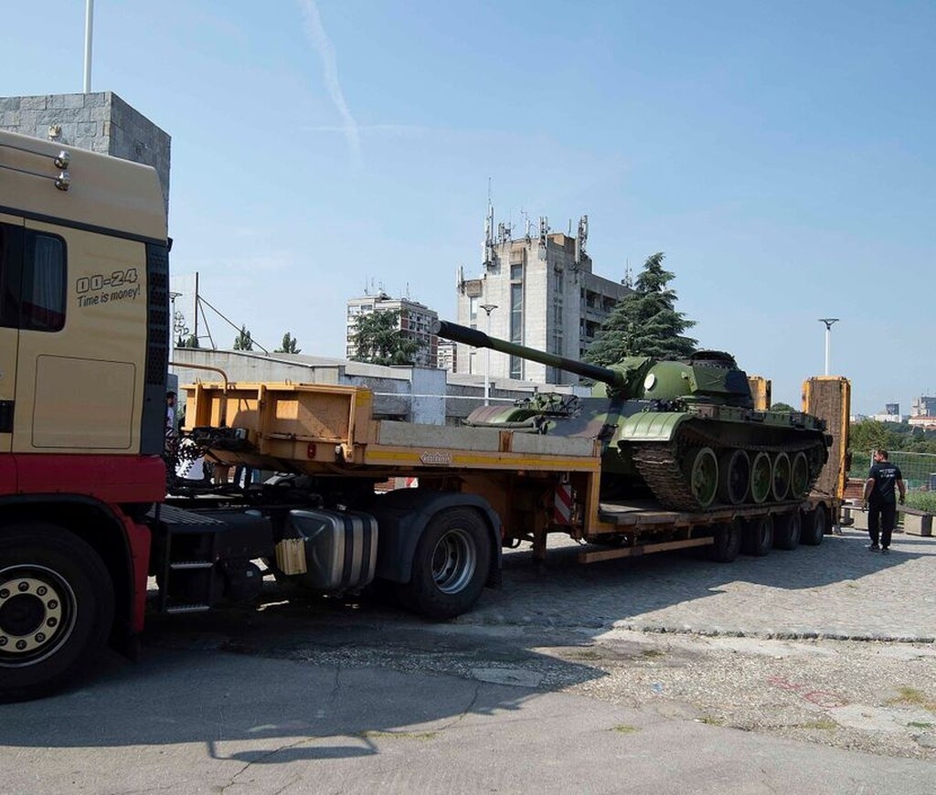 Τρομερά πράγματα: Οπαδοί του Ερυθρού Αστέρα έφεραν... άρμα μάχης μπροστά στο γήπεδο!