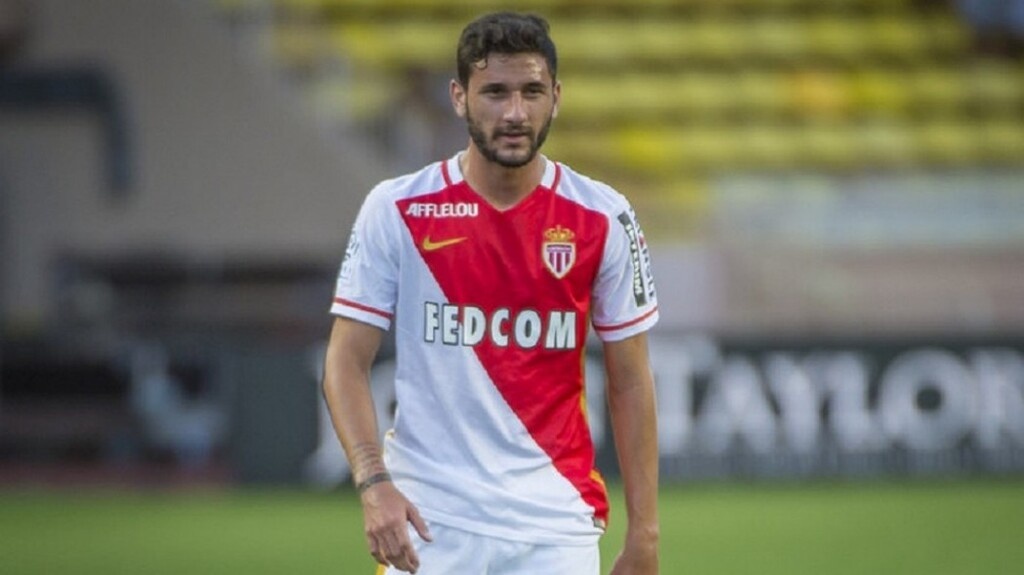 Πέρσι ο Μποσίλια έπαιξε στη Ναντ και είχε 29 συμμετοχές και 4 γκολ. Έχει αγωνιστεί σε Σάο Πάουλο και Σταντάρ Λιέγης πλην της Μονακό και έχει συμβόλαιο ως το 2021. Η Μονακό τον κοστολογεί στα 6 εκατ. ευρώ που πιθανότατα θα δώσει ο Ολυμπιακός!