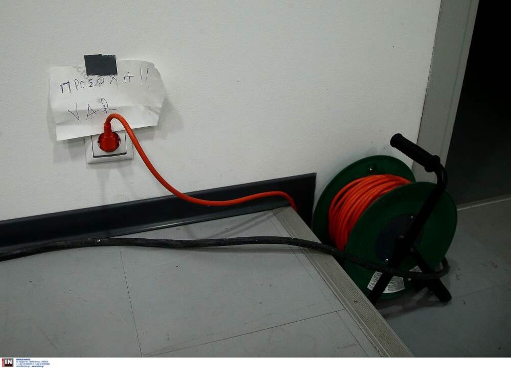 Μυθική φωτογραφία με... πρίζα του VAR στο ΑΕΛ-Ολυμπιακός!