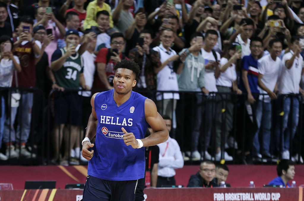 Βραζιλία - Ελλάδα: Η προθέρμανση και το... γαλανόλευκο παπούτσι του Γιάννη