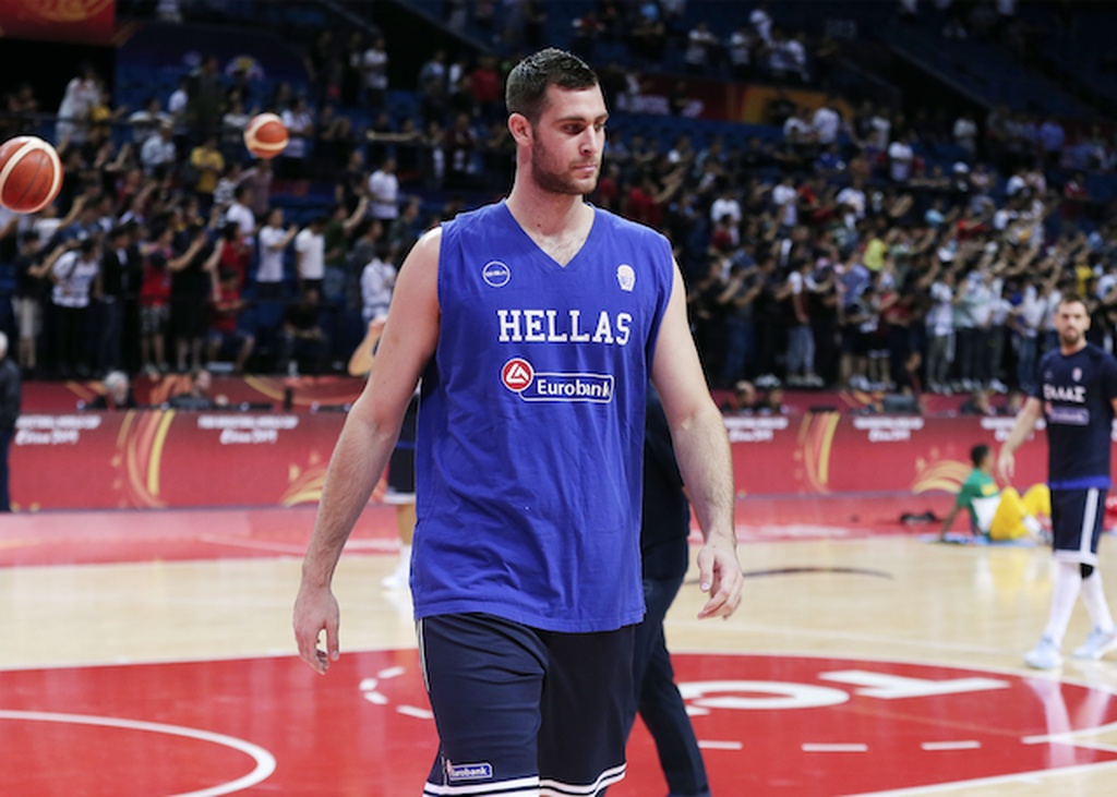 Βραζιλία - Ελλάδα: Η προθέρμανση και το... γαλανόλευκο παπούτσι του Γιάννη