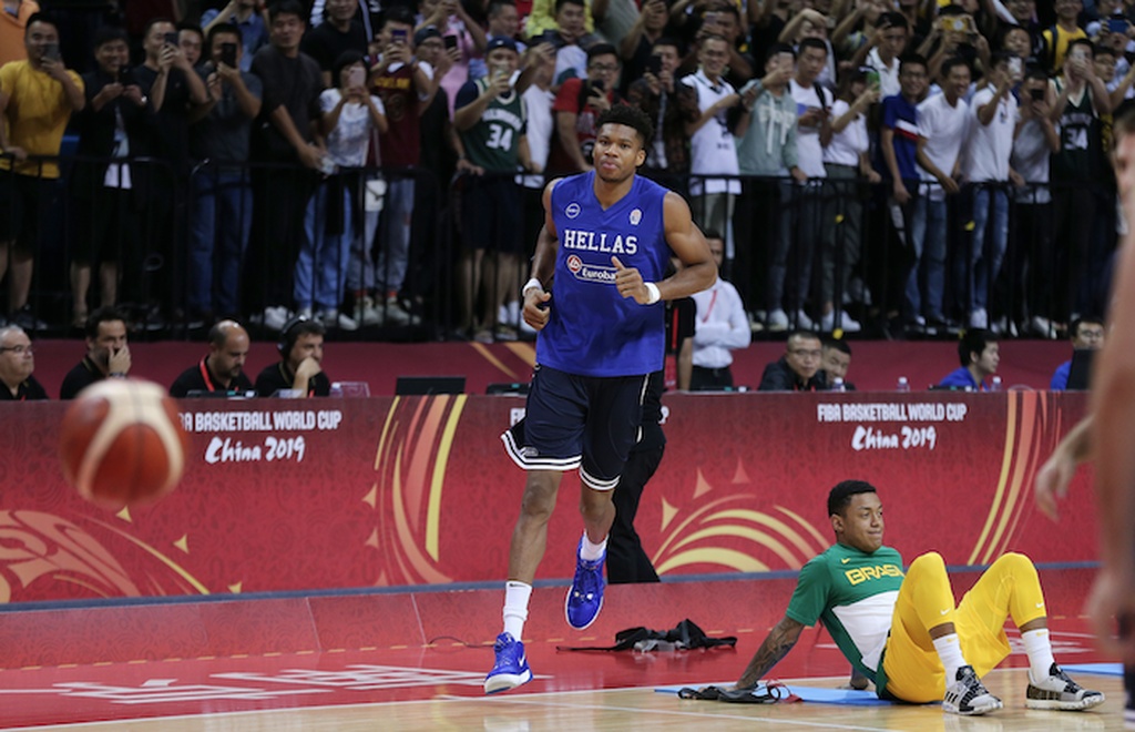 Βραζιλία - Ελλάδα: Η προθέρμανση και το... γαλανόλευκο παπούτσι του Γιάννη