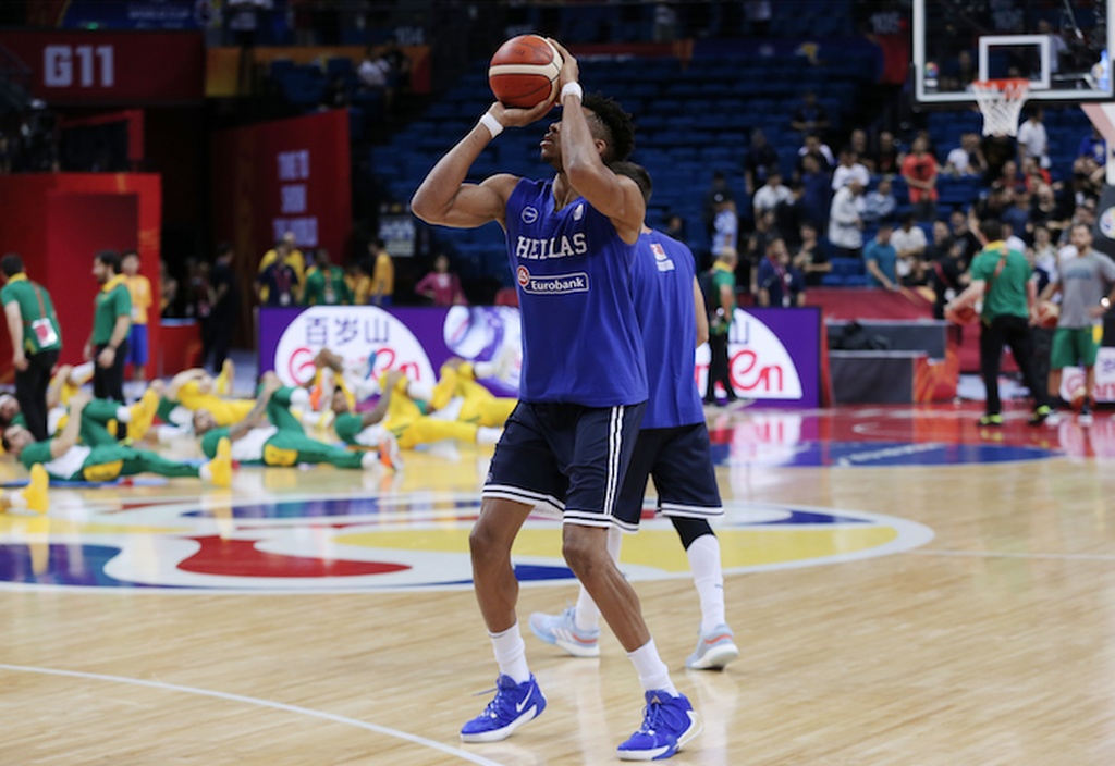 Βραζιλία - Ελλάδα: Η προθέρμανση και το... γαλανόλευκο παπούτσι του Γιάννη