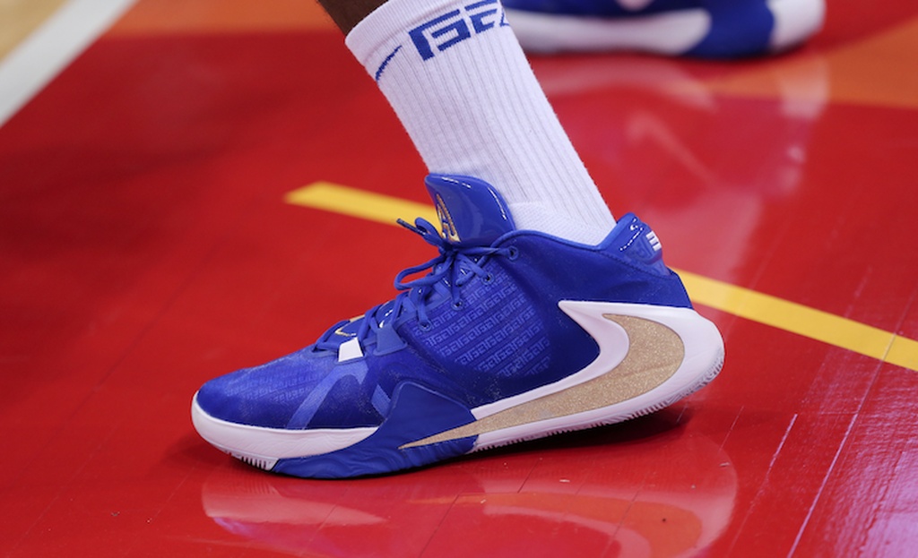 Βραζιλία - Ελλάδα: Η προθέρμανση και το... γαλανόλευκο παπούτσι του Γιάννη