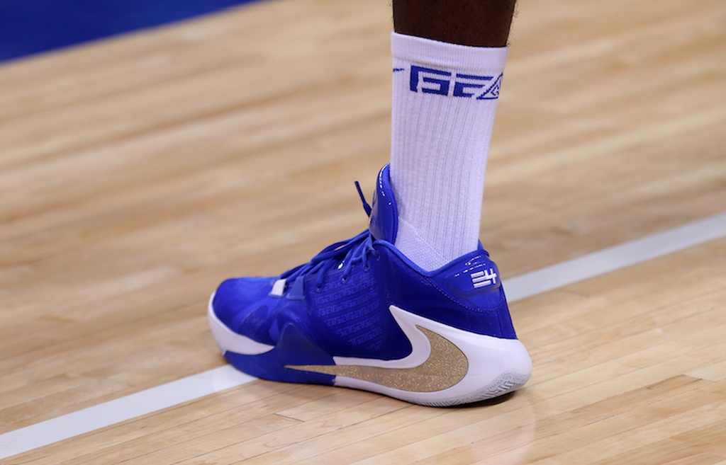 Βραζιλία - Ελλάδα: Η προθέρμανση και το... γαλανόλευκο παπούτσι του Γιάννη