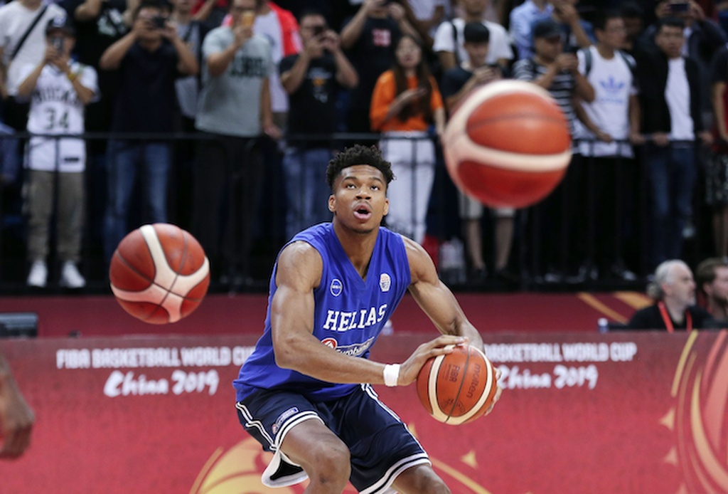 Βραζιλία - Ελλάδα: Η προθέρμανση και το... γαλανόλευκο παπούτσι του Γιάννη