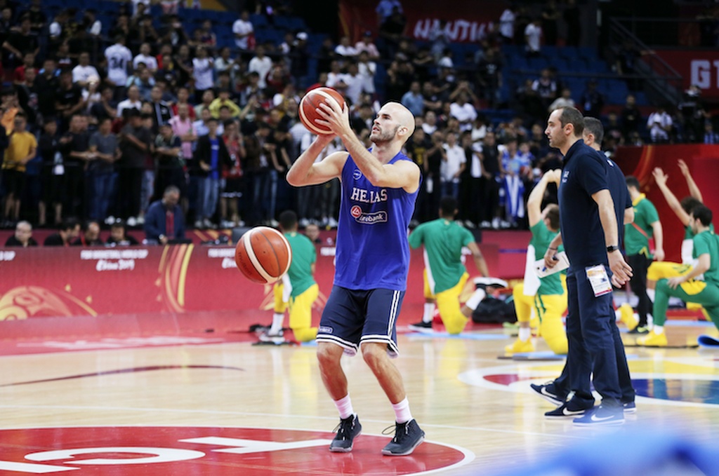 Βραζιλία - Ελλάδα: Η προθέρμανση και το... γαλανόλευκο παπούτσι του Γιάννη