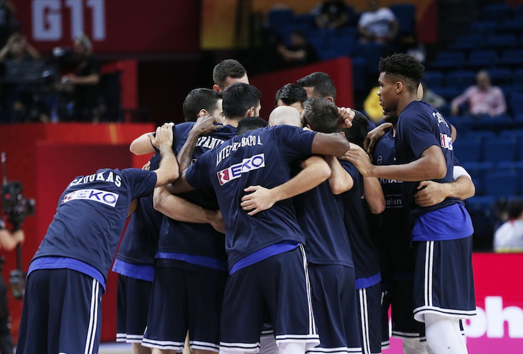 Βραζιλία - Ελλάδα: Η προθέρμανση και το... γαλανόλευκο παπούτσι του Γιάννη