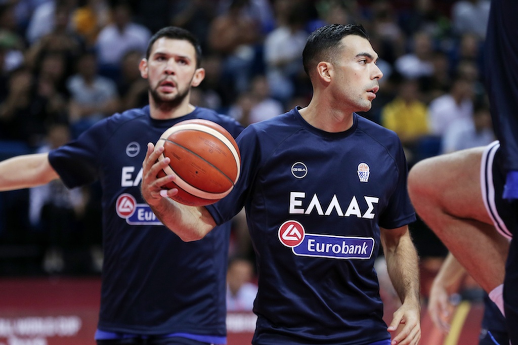 Βραζιλία - Ελλάδα: Η προθέρμανση και το... γαλανόλευκο παπούτσι του Γιάννη