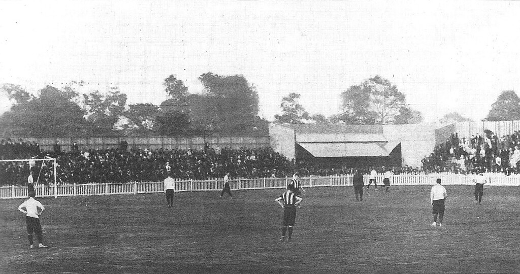 4 Σεπτεμβρίου 1899. Το πρώτο παιχνίδι στο Γουάιτ Χαρτ Λέιν απέναντι στη Νοτς Κάουντι.
