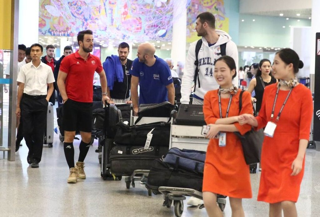 Παγκόσμιο Κύπελλο Μπάσκετ 2019: Η συνάντηση των Ελλήνων με τους Τούρκους στη Σενζέν (photos)