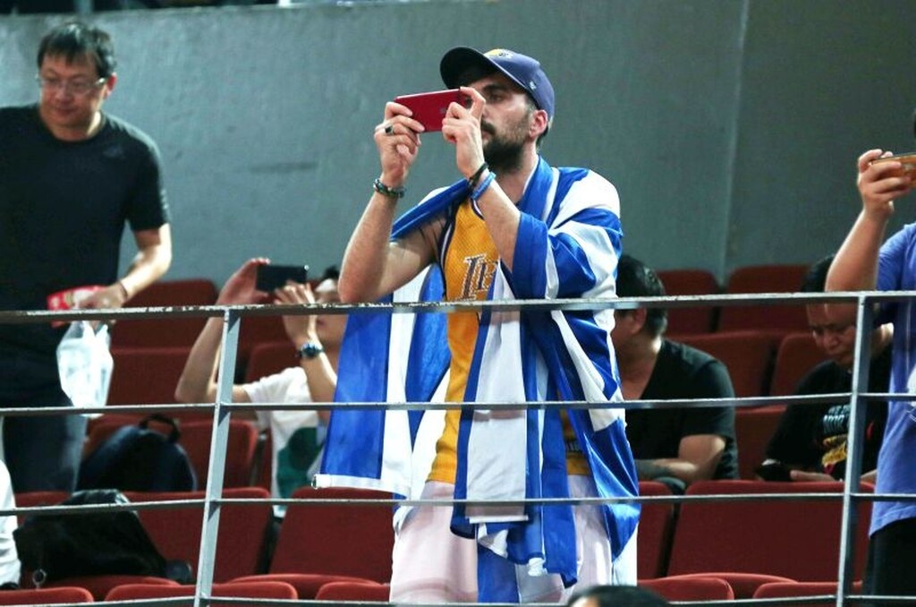 ΗΠΑ – Ελλάδα: Η «γαλανόλευκη» κερκίδα στη Σενζέν (photos)