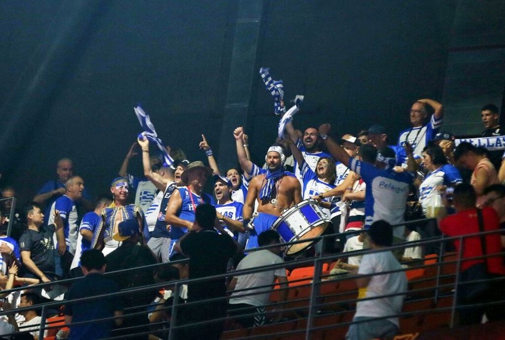 ΗΠΑ – Ελλάδα: Η «γαλανόλευκη» κερκίδα στη Σενζέν (photos)