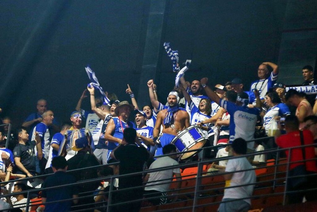 ΗΠΑ – Ελλάδα: Η «γαλανόλευκη» κερκίδα στη Σενζέν (photos)