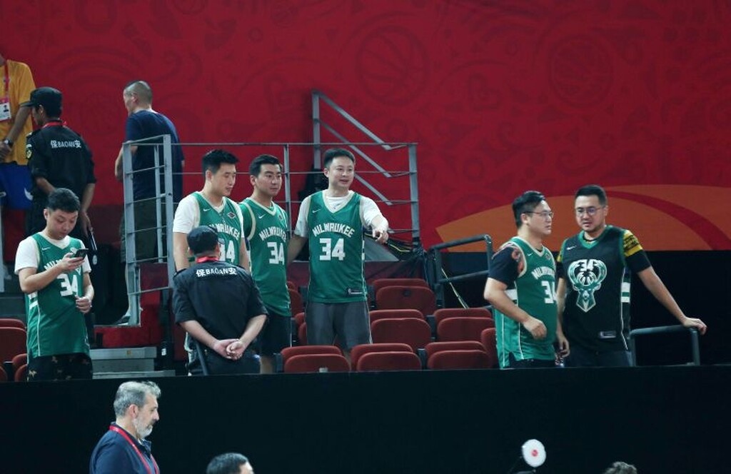 ΗΠΑ – Ελλάδα: Η «γαλανόλευκη» κερκίδα στη Σενζέν (photos)