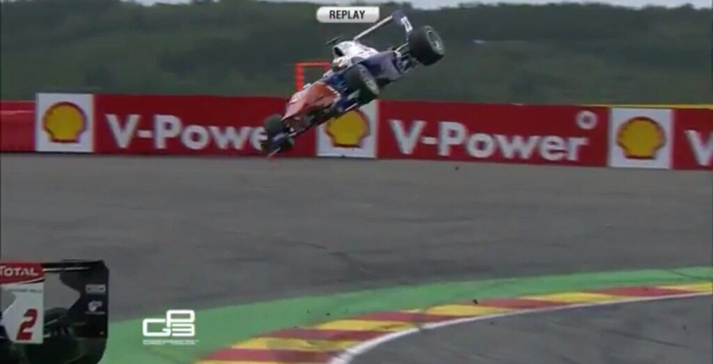 Σοκαριστικό ατύχημα στη Formula 3 με... απογείωση μονοθεσίου (video)