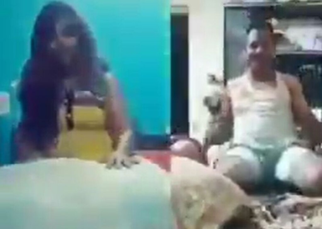 Οι δυο τους, ειδικά ο άνδρας της παρέας, φαινόταν να το διασκεδάζουν όμως...