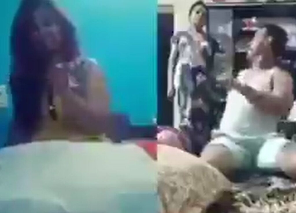 Η σύζυγος του άτυχου άνδρα, αιφνιδιαστικά μπήκε στο δωμάτιο ενώ εκείνος μιλούσε με την κοπέλα...