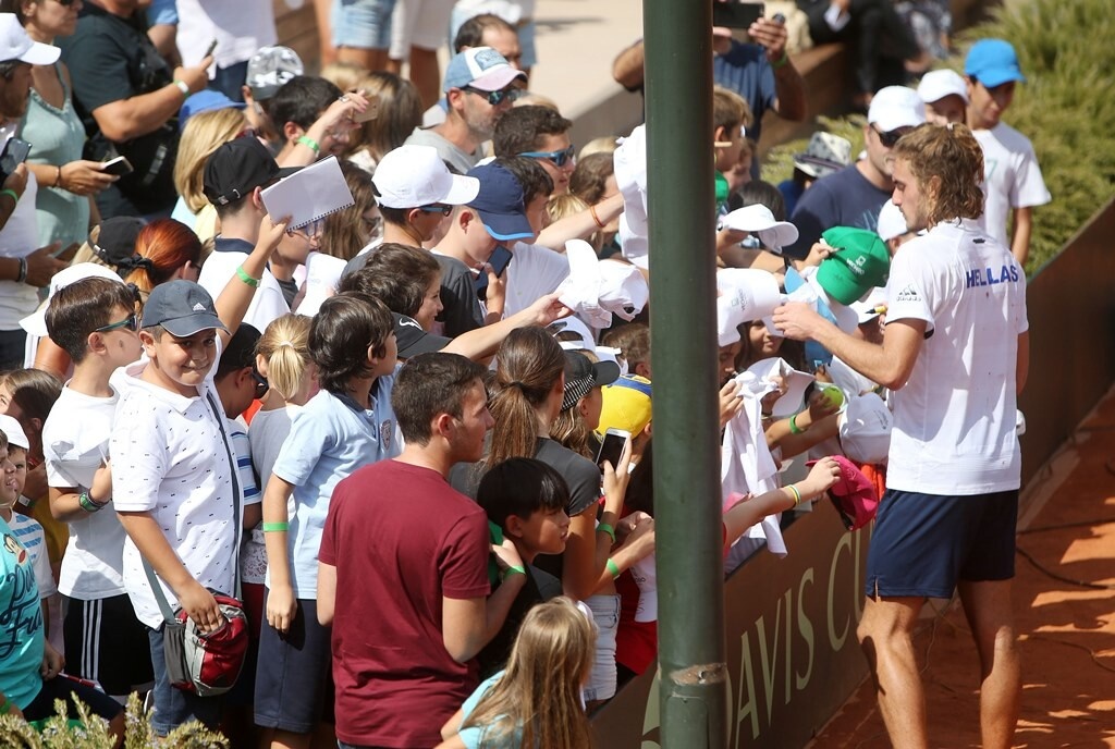 Davis Cup: Άνετο ντεμπούτο για τον Τσιτσιπά (photos+video)