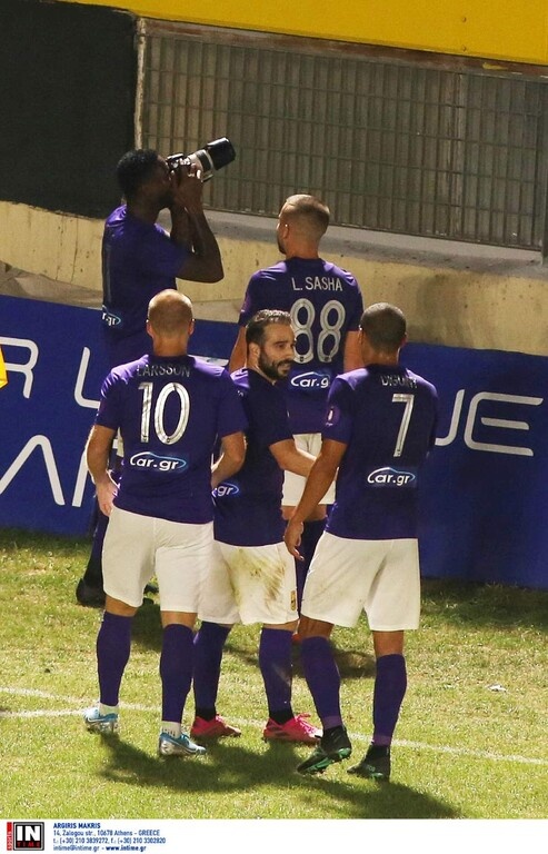 O Ιντέγε «κάρφωσε» τον Παναθηναϊκό και έβγαζε φωτογραφίες τον κόσμο του Άρη! (photos)