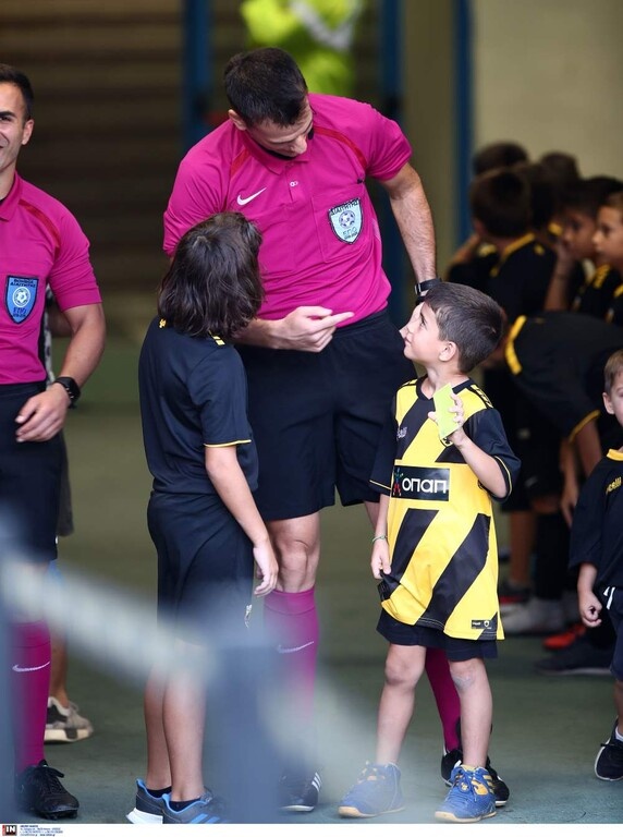 Μυθικό! «Κιτρίνισαν» στη φυσούνα τον ρέφερι του ΑΕΚ-Λαμία! (photos)