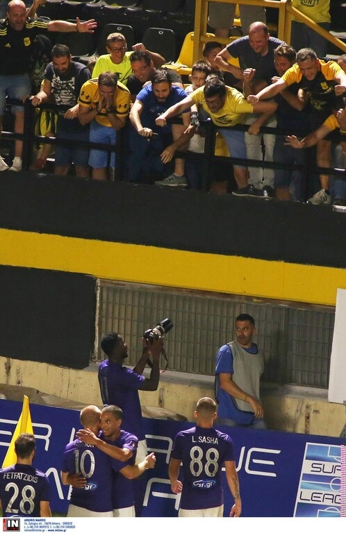 O Ιντέγε «κάρφωσε» τον Παναθηναϊκό και έβγαζε φωτογραφίες τον κόσμο του Άρη! (photos)