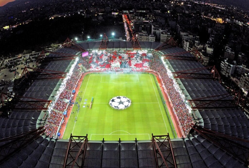 Φυσικά το γήπεδο ήταν κατάμεστο και πολλοί ήταν οι επώνυμοι φίλοι του Ολυμπιακού που έδωσαν το παρών.