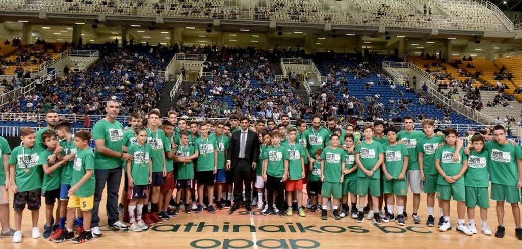 Ο Δημήτρης Γιαννακόπουλος βράβευσε τις ακαδημίες που συμμετείχαν στο «Παύλος Γιαννακόπουλος»