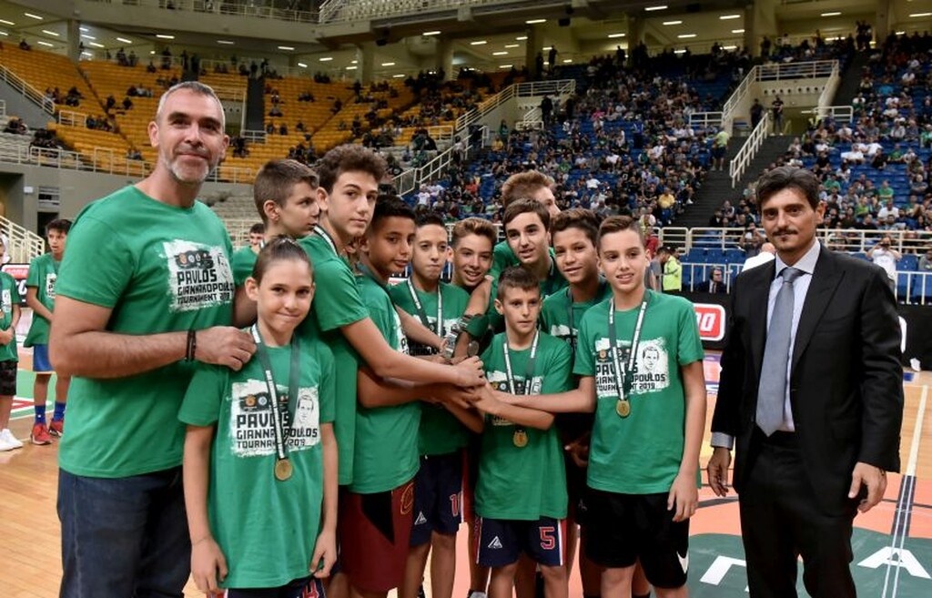 Ο Δημήτρης Γιαννακόπουλος βράβευσε τις ακαδημίες που συμμετείχαν στο «Παύλος Γιαννακόπουλος»