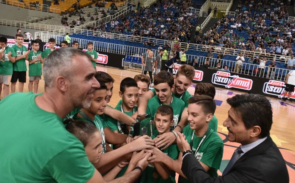 Ο Δημήτρης Γιαννακόπουλος βράβευσε τις ακαδημίες που συμμετείχαν στο «Παύλος Γιαννακόπουλος»