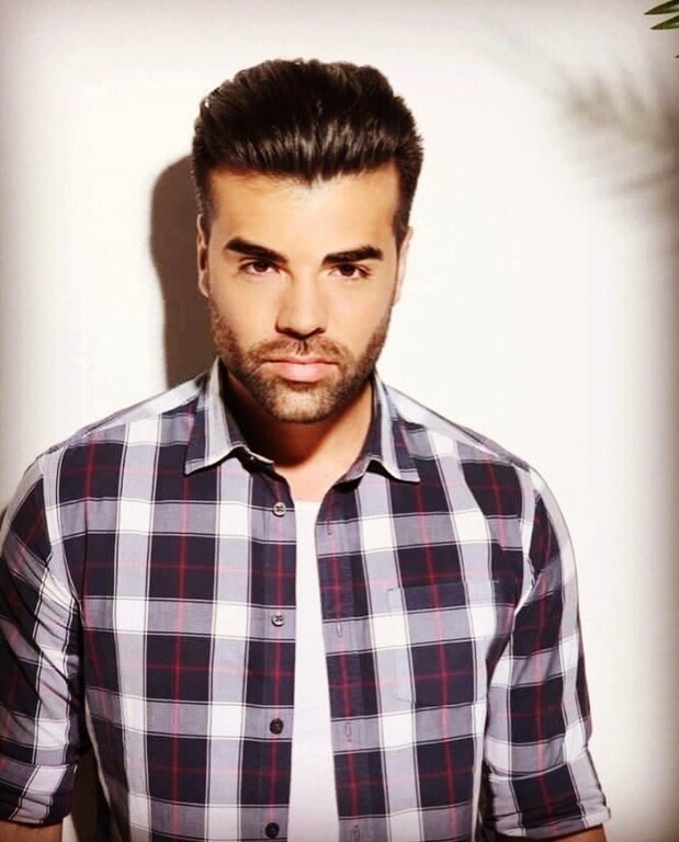 Ο Έλληνας τραγουδιστής που λατρεύουν σε Ισραήλ και Βουλγαρία (photos)