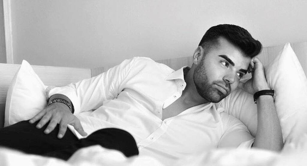 Ο Έλληνας τραγουδιστής που λατρεύουν σε Ισραήλ και Βουλγαρία (photos)