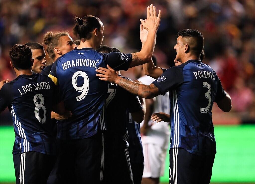 Ο Ίμπρα έστειλε τους Γκάλαξι στα πλέι οφ (photos+video)