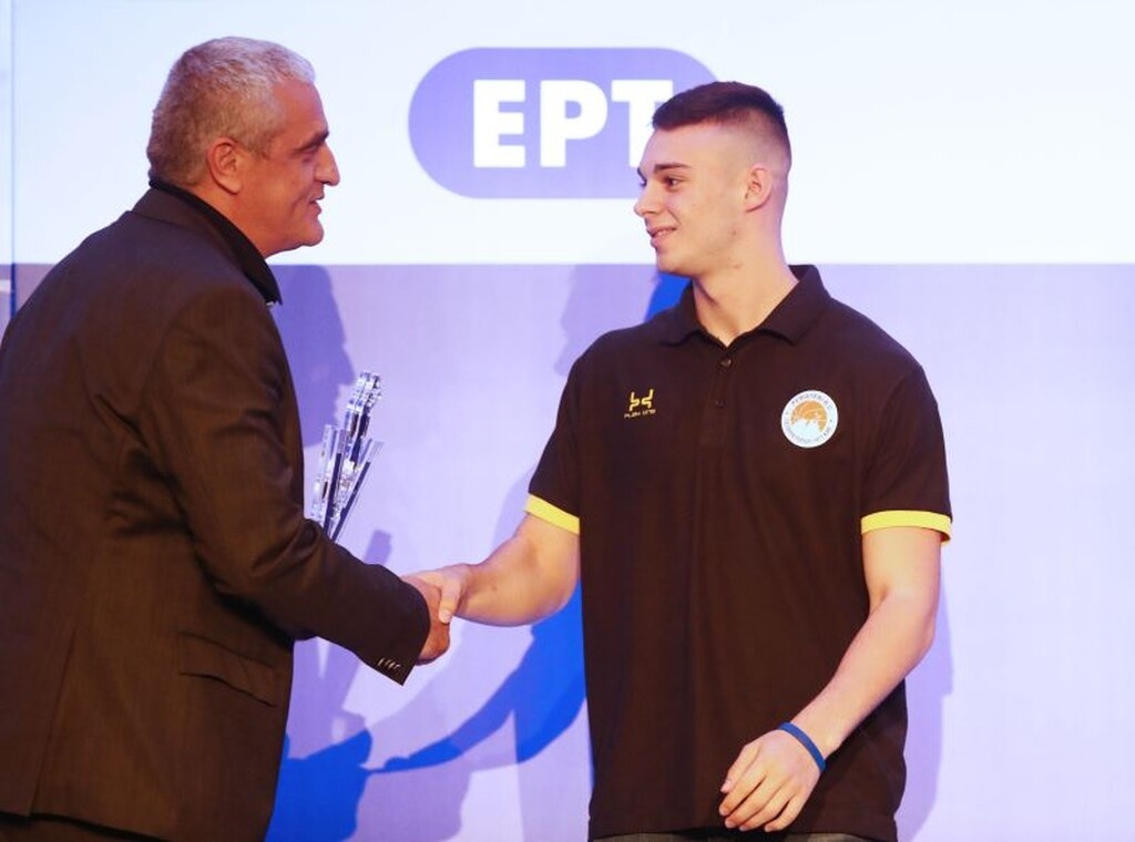 Καλύτερος νέος παίκτης ο Καραμπέλας – Αφιέρωσε το βραβείο στον Πεδουλάκη (photos)