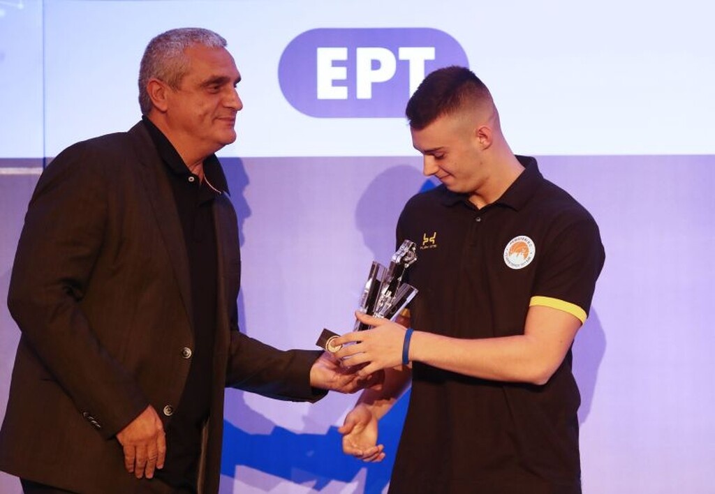 Καλύτερος νέος παίκτης ο Καραμπέλας – Αφιέρωσε το βραβείο στον Πεδουλάκη (photos)