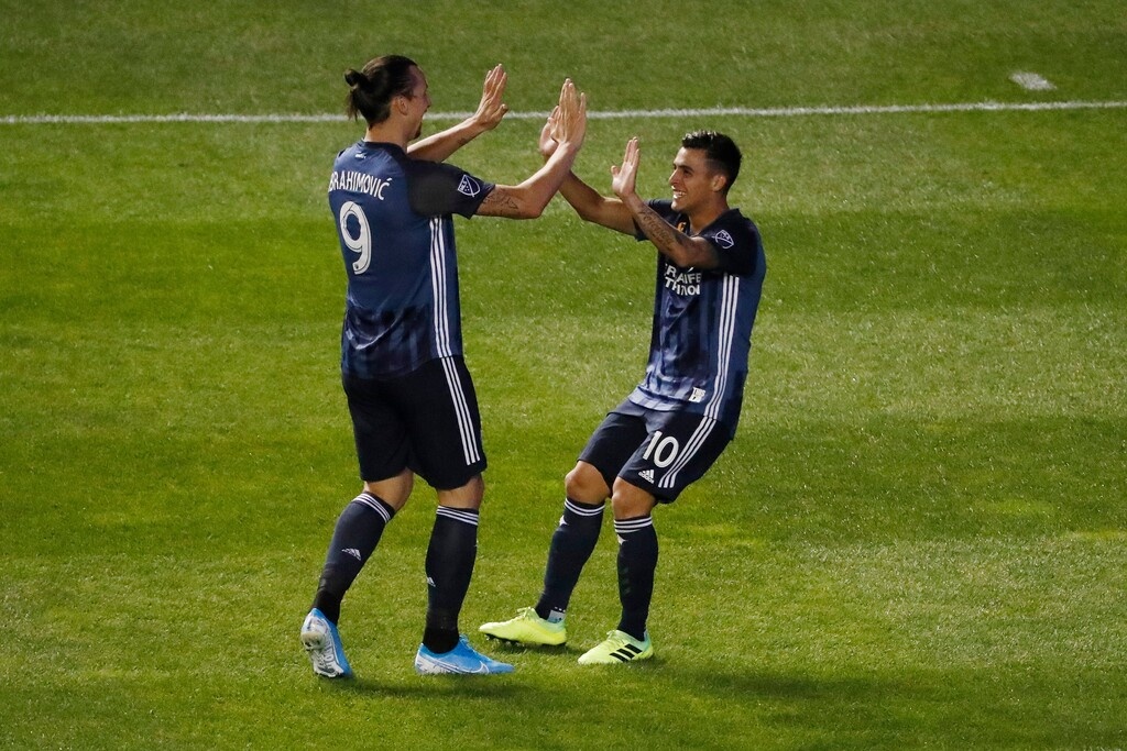 Ο Ίμπρα έστειλε τους Γκάλαξι στα πλέι οφ (photos+video)