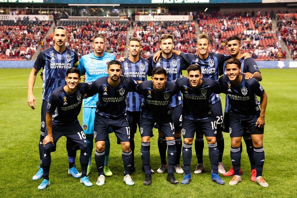 Ο Ίμπρα έστειλε τους Γκάλαξι στα πλέι οφ (photos+video)