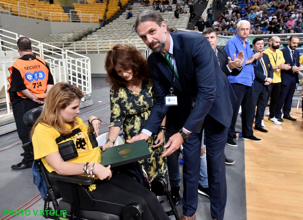 Παναθηναϊκός ΟΠΑΠ-ΑΕΚ: Η στιγμή της βράβευσης της Μυρτούς από τον Αλβέρτη (video+photos)