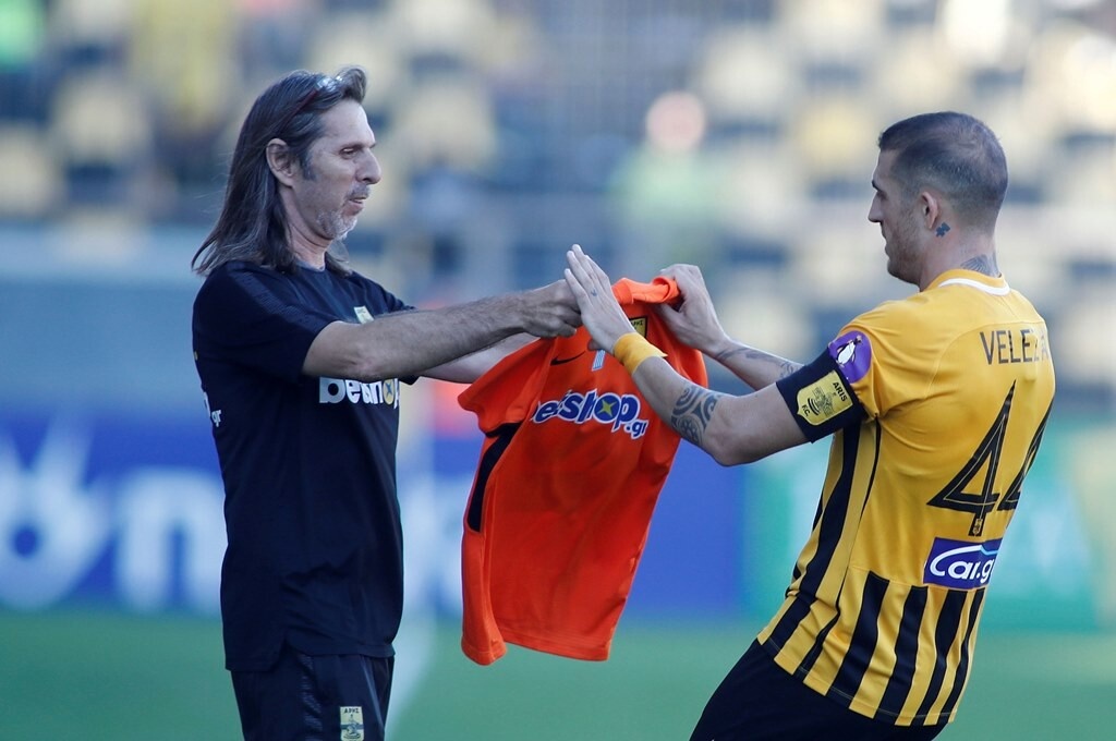 Άρης-ΑΕΛ: Το γκολ του Βέλεθ και η αφιέρωση στον Κουέστα (photos)