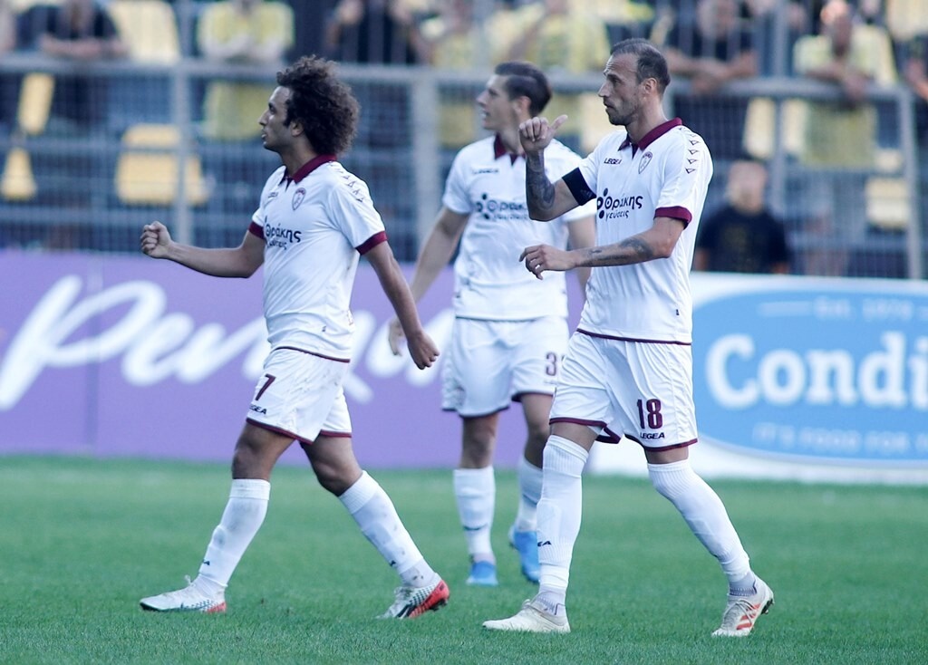 Άρης-ΑΕΛ: Χαμός στο «Βικελίδης» με τις χειρονομίες του Ουάρντα (photos+video)