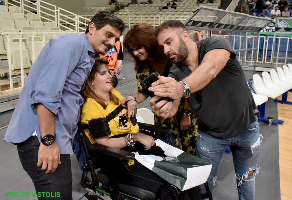 Παναθηναϊκός ΟΠΑΠ-ΑΕΚ: Δίπλα στην Μυρτώ ο Δημήτρης Γιαννακόπουλος (photos)