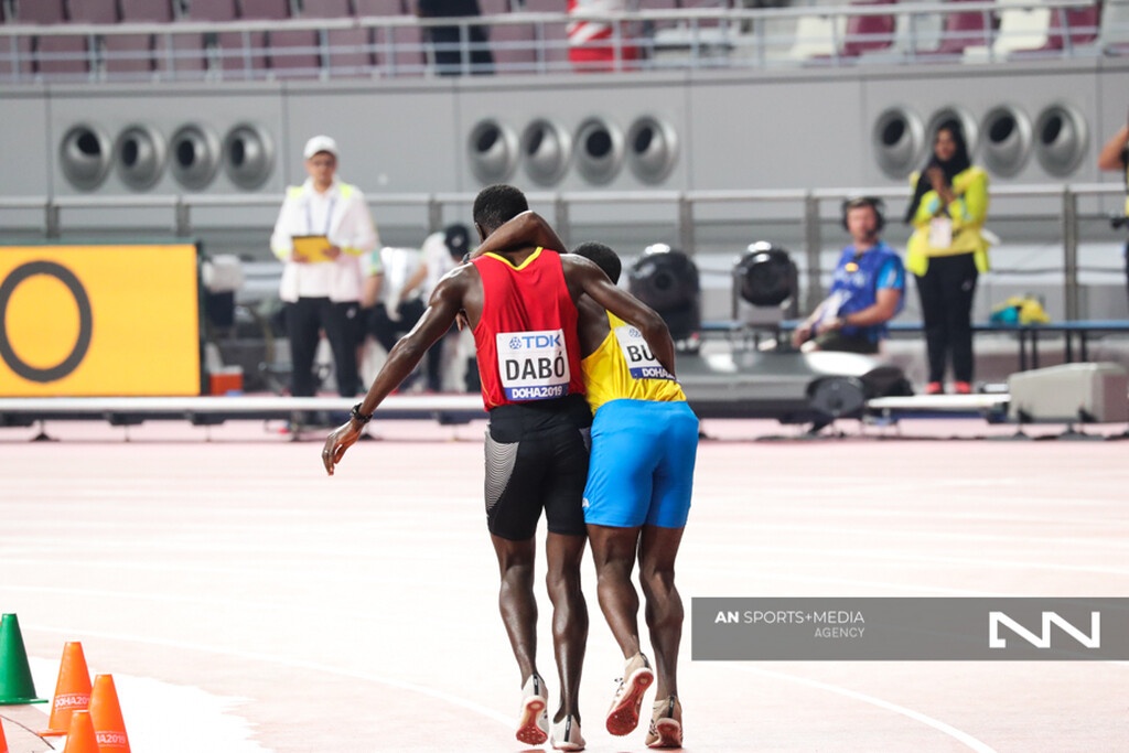 Η αποθέωση του fair play: H στιγμή που συγκλόνισε το Παγκόσμιο Πρωτάθλημα Στίβου (video&photos)