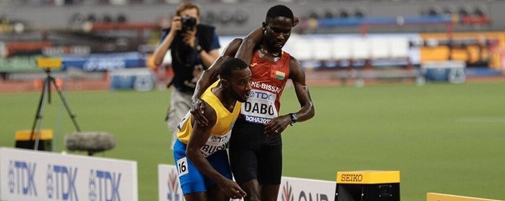 Η αποθέωση του fair play: H στιγμή που συγκλόνισε το Παγκόσμιο Πρωτάθλημα Στίβου (video&photos)