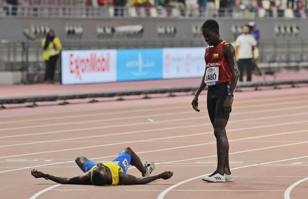 Η αποθέωση του fair play: H στιγμή που συγκλόνισε το Παγκόσμιο Πρωτάθλημα Στίβου (video&photos)