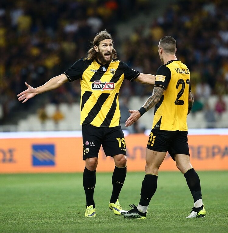 Οι Βράνιες και Τσιγκρίνσκι αποτελούν το αμυντικό δίδυμο της ΑΕΚ, με τους Οικονόμου, Σβάρνα να τους πλαισιώνουν.