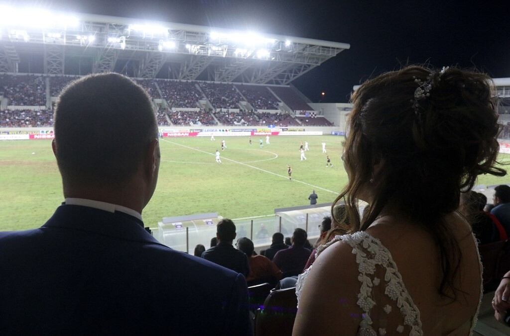 ΑΕΛ-ΑΕΚ: Από τον γάμο… στο γήπεδο (photos)