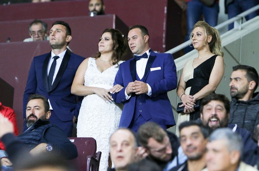 ΑΕΛ-ΑΕΚ: Από τον γάμο… στο γήπεδο (photos)