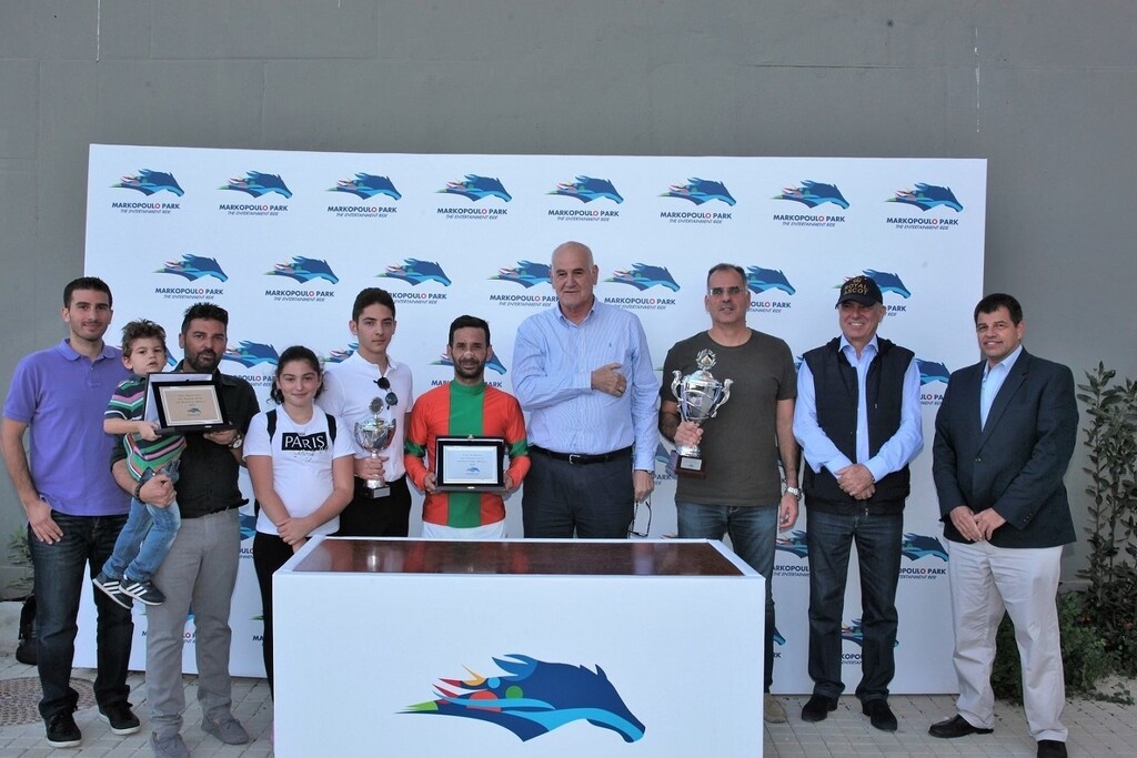 Από αριστερά ο Project Manager της ΙΠΠΟΔΡΟΜΙΕΣ Α.Ε. Βύρωνας Κακλόπουλος, ο προπονητής Χρήστος Σταύρου με τα παιδιά του Φίλιππο, Χριστιάννα και Άγγελο, ο αναβάτης Μιχάλης Ξυνός, ο Διευθυντής Τεχνικών Υπηρεσιών της ΙΠΠΟΔΡΟΜΙΕΣ Α.Ε.