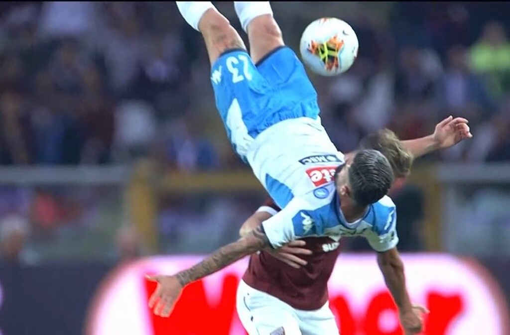 Σοκαριστικός τραυματισμός στο Νάπολι-Τορίνο (photos+video)